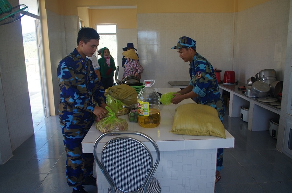 Là đơn vị đóng tại huyện Nghi Xuân, tỉnh Hà Tĩnh nên khi vào Quảng Bình, các chiến sỹ cảnh sát biển Hải đội 102 phải tự túc việc ăn ở tại các trường học trên địa bàn