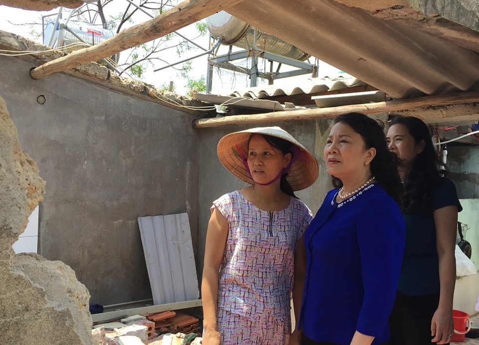 Quyết tâm không để học sinh thiếu phòng học, sách vở sau bão - 5
Thứ trưởng Nguyễn Thị Nghĩa kiểm tra tình hình thiệt hại cũng như chia sẻ khó khăn cùng các giáo viên tại khu nội trú của Trường THPT Quang Trung, huyện Quảng Trạch, tỉnh Quảng Bình.