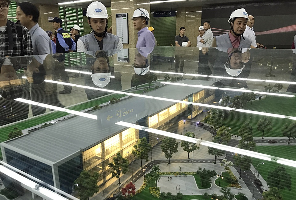 Người dân háo hức "chiêm ngưỡng" toàn tuyến đường sắt trên cao Cát Linh - Hà Đông - 2 Dự kiến đến tháng 10 năm nay, tuyến đường sắt đô thị đầu tiên của Việt Nam này được chạy thử nghiệm và đến đầu năm 2018 sẽ chính thức khai trương.