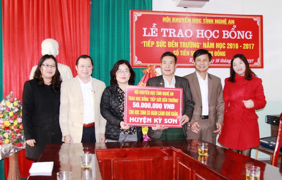 
Bà Nguyễn Thị Kim Chi - GĐ Sở Giáo dục và Đào tạo - Phó Chủ tịch Hội Khuyến học tỉnh Nghệ An trao học bổng cho Hội Khuyến học huyện Kỳ Sơn.
