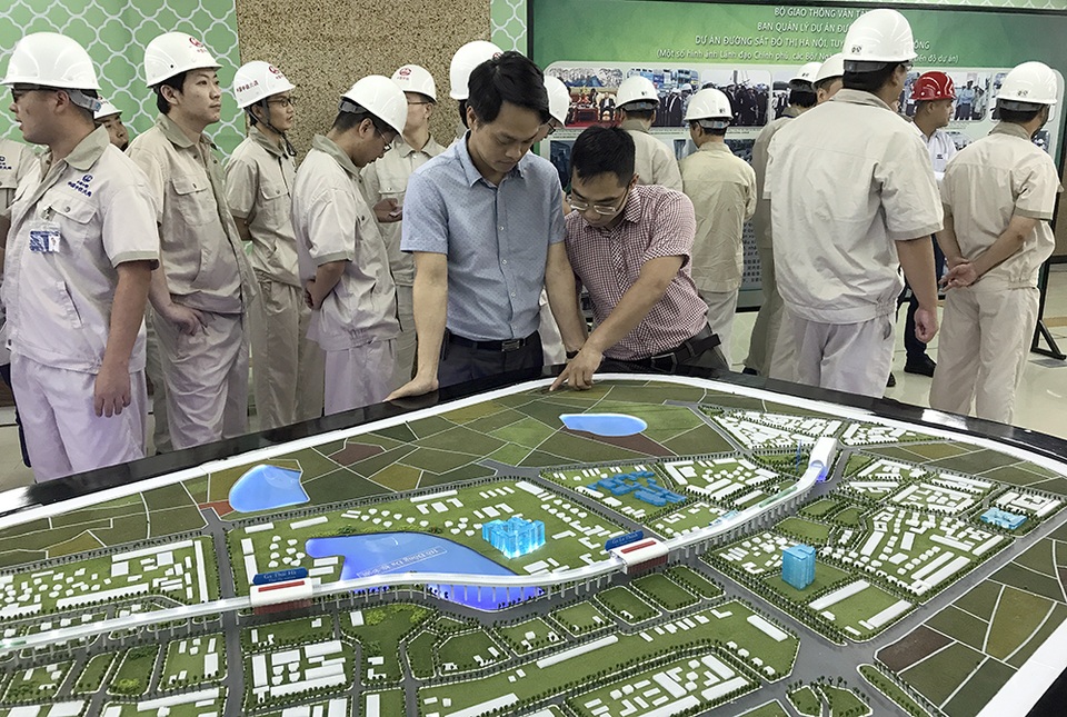 Người dân háo hức "chiêm ngưỡng" toàn tuyến đường sắt trên cao Cát Linh - Hà Đông - 4 Trong quy hoạch, trên địa bàn thành phố Hà Nội sẽ có 8 tuyến đường sắt đô thị. Khi mạng lưới đường sắt đô thị được khép kín, xe cá nhân sẽ bị hạn chế hoạt động trên nhiều tuyến đường nhằm giảm ùn tắc giao thông.