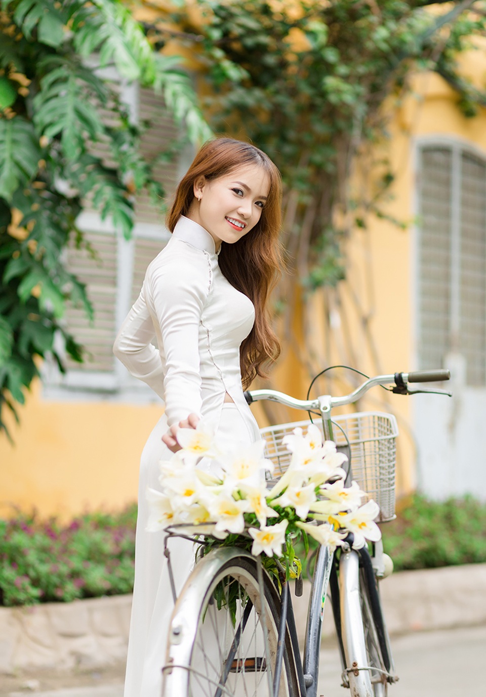 Nữ sinh Quảng Bình xinh xắn ước mơ làm cô giáo - 6 Lên đất khách quê người học tập và sinh sống, Thương làm thêm nhiều công việc, trong đó có việc làm mẫu ảnh cho những shop thời trang. Công việc này cũng giúp em trở nên tự tin và giao tiếp tốt hơn.