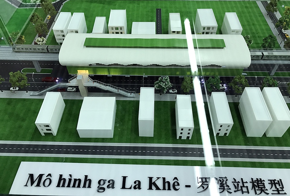 Người dân háo hức "chiêm ngưỡng" toàn tuyến đường sắt trên cao Cát Linh - Hà Đông - 6 Ga La Khê - nơi trưng bày toàn cảnh mô hình tuyến đường sắt đô thị đầu tiên của Hà Nội