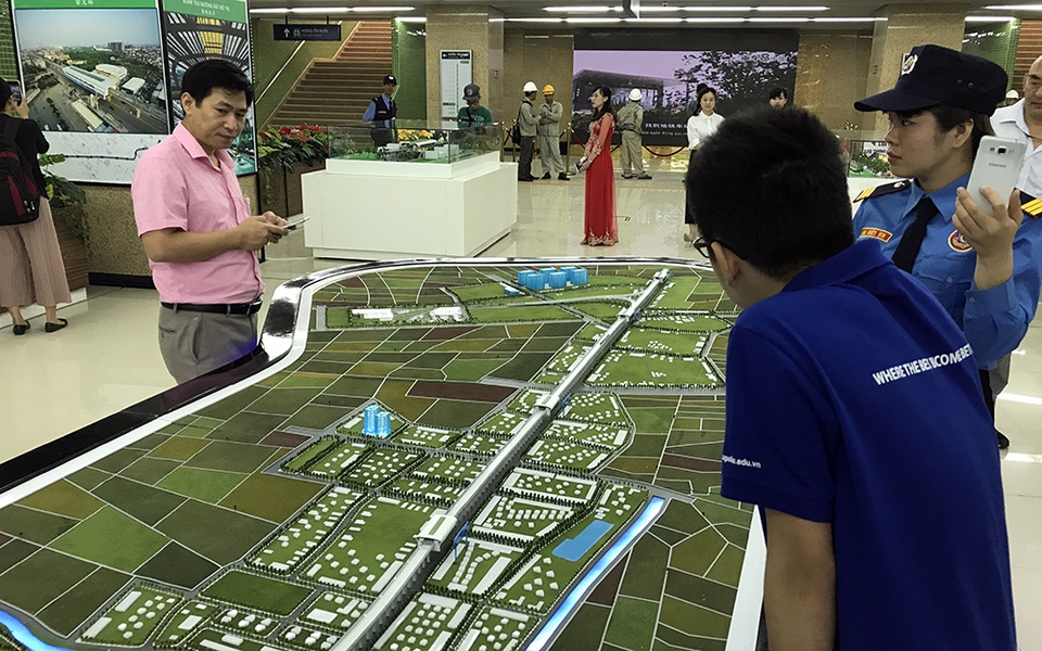 Thích thú "đi thử" tàu đường sắt trên cao - 13
Người dân xem vào xem toàn tuyến đường sắt trên cao Cát Linh - Hà Đông.