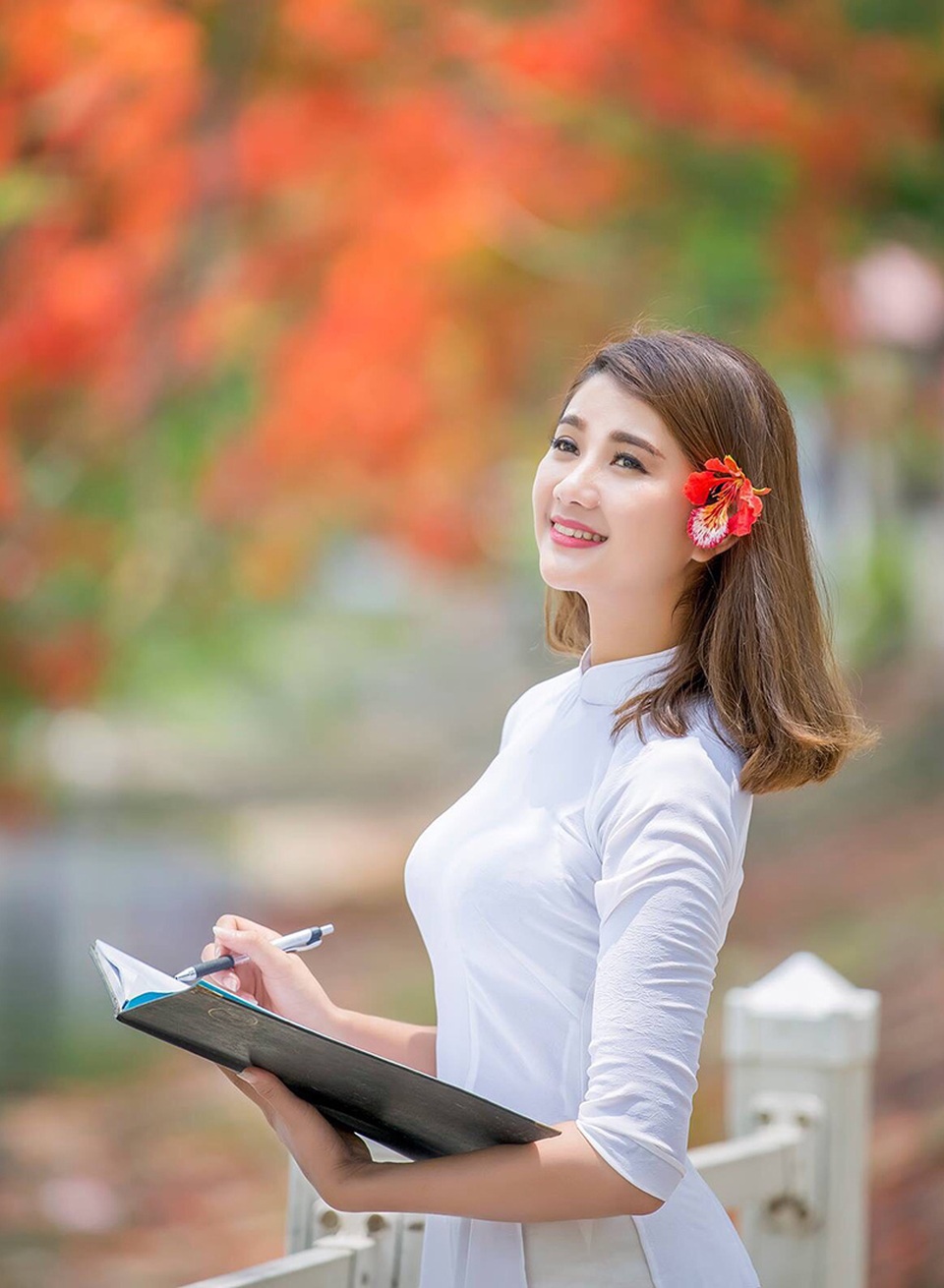 Thiếu nữ Việt "sinh ra để mặc áo dài" - 6 Thảo cũng đã từng diện thử áo dài cách tân - mốt mới khá “hot” hiện nay. Tuy nhiên cô cảm thấy không có nhiều thiện cảm với trang phục này và vẫn cảm thấy áo dài truyền thống phù hợp với cô hơn.