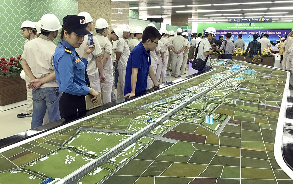 Người dân háo hức "chiêm ngưỡng" toàn tuyến đường sắt trên cao Cát Linh - Hà Đông - 8 Người dân Thủ đô lần đầu tiên được xem toàn cảnh tuyến đường sắt Cát Linh - Hà Đông
