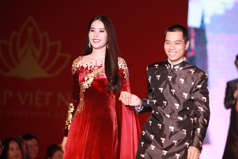 NTK Đỗ Trịnh Hoài Nam đấu giá áo dài dát vàng ủng hộ đồng bào vùng lũ - 5 Nam Em và ông Phạm Văn Ninh ngẫu hứng kết hợp trình diễn một vòng đi catwalk trên sân khấu.