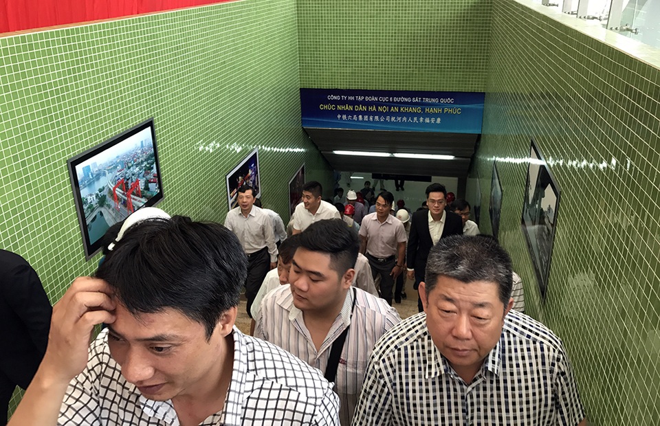Thích thú "đi thử" tàu đường sắt trên cao - 3
Sau 7 năm công trình thi công, sáng nay người dân chính thức được vào ngắm mô hình, nhà ga và đoàn tàu đường sắt trên cao Cát Linh - Hà Đông.