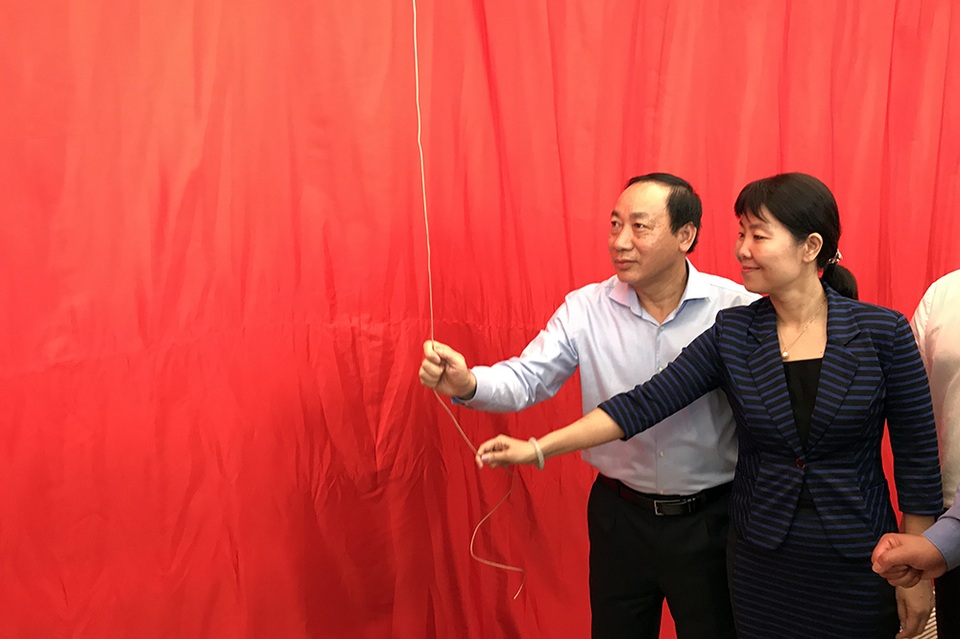 Thích thú "đi thử" tàu đường sắt trên cao - 1
Thứ trưởng Bộ Giao thông vận tải Nguyễn Hồng Trường cùng đại diện phía Trung Quốc chuẩn bị mở đoàn tàu đường sắt trên cao nằm trên ga La Khê để đón người dân vào tham quan.