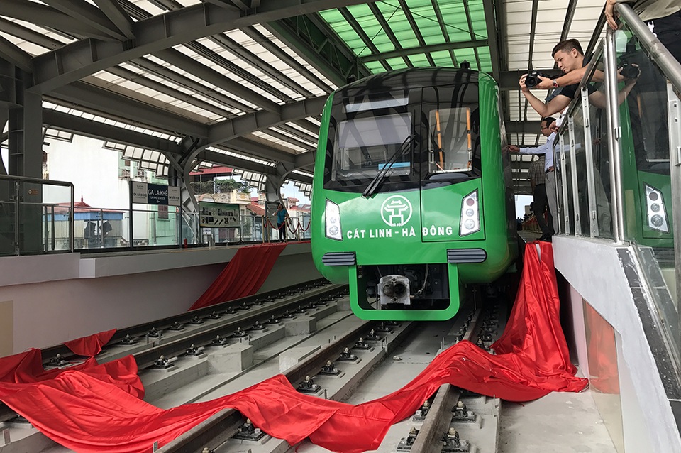 Thích thú "đi thử" tàu đường sắt trên cao - 5
Để tiếp cận được đoàn tàu trên ga La Khê, hành khách phải đi bộ lên tầng 2 của nhà ga cao hơn mặt đất khoảng 10m