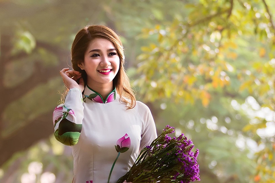 Thiếu nữ Việt "sinh ra để mặc áo dài" - 8 Phong cách áo dài mà Thảo chọn rất đa dạng, từ áo dài một màu cho tới áo dài với nhiều hoạ tiết, phụ kiện cầu kỳ.