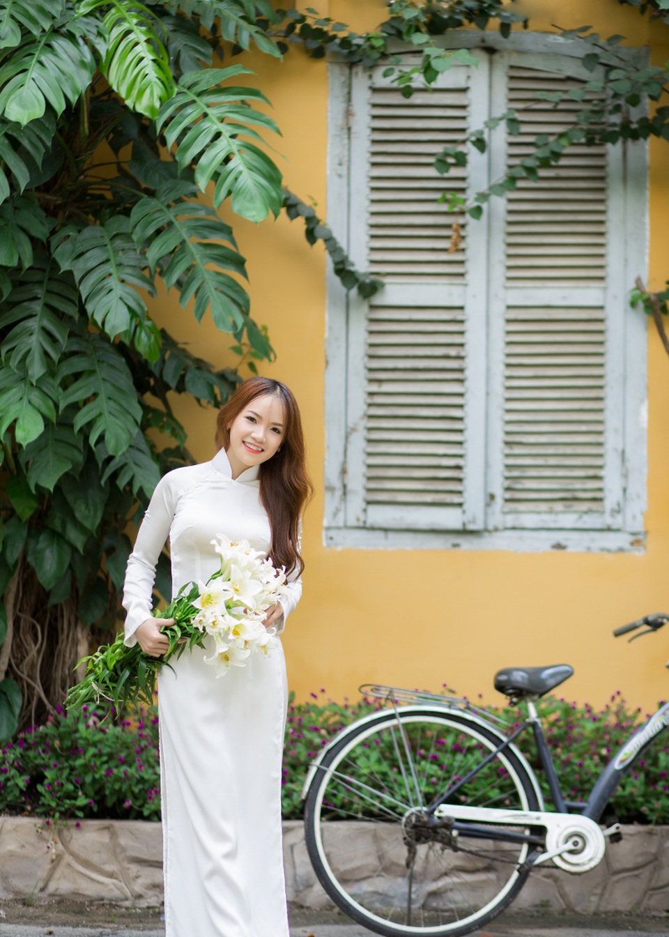 Nữ sinh Quảng Bình xinh xắn ước mơ làm cô giáo - 2
Suốt những năm cấp học cấp ba, Thương đạp xe gần 20km đến trường học một buổi trên lớp, thời gian còn lại Thương ở nhà phụ ba mẹ. Cứ như vậy suốt ba năm, ngày nắng cũng như ngày mưa.