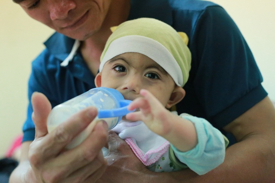 Hơn 137 triệu đồng đến với bệnh nhân Hầu A Vừa - 6 Bác Vừa trích ra 10 triệu đồng giúp đỡ bé Nông Mạnh Quân, 3 tuổi, là con trai anh Nông Văn Toàn và chị Nông Thị Nụ ở thôn Nặm Lìn, Nà Dề, thị trấn Đông Khê, huyện Thạch An, tỉnh Cao Bằng.