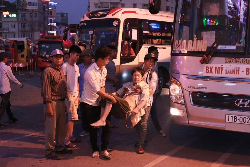 Hơn 137 triệu đồng đến với bệnh nhân Hầu A Vừa - 1 Sau hơn 1 tháng mất liên lạc, báo điện tử Dân trí đã liên lạc về chính quyền địa phương xã Vĩnh Phong để tìm cách đưa bác Vừa lên Hà Nội chữa trị.