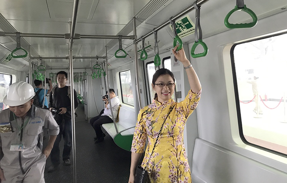 Thích thú "đi thử" tàu đường sắt trên cao - 11
Nhiều người cho rằng, nội thất bên trong toa tàu chỉ như xe buýt nhanh BRT Yên Nghĩa - Kim Mã.