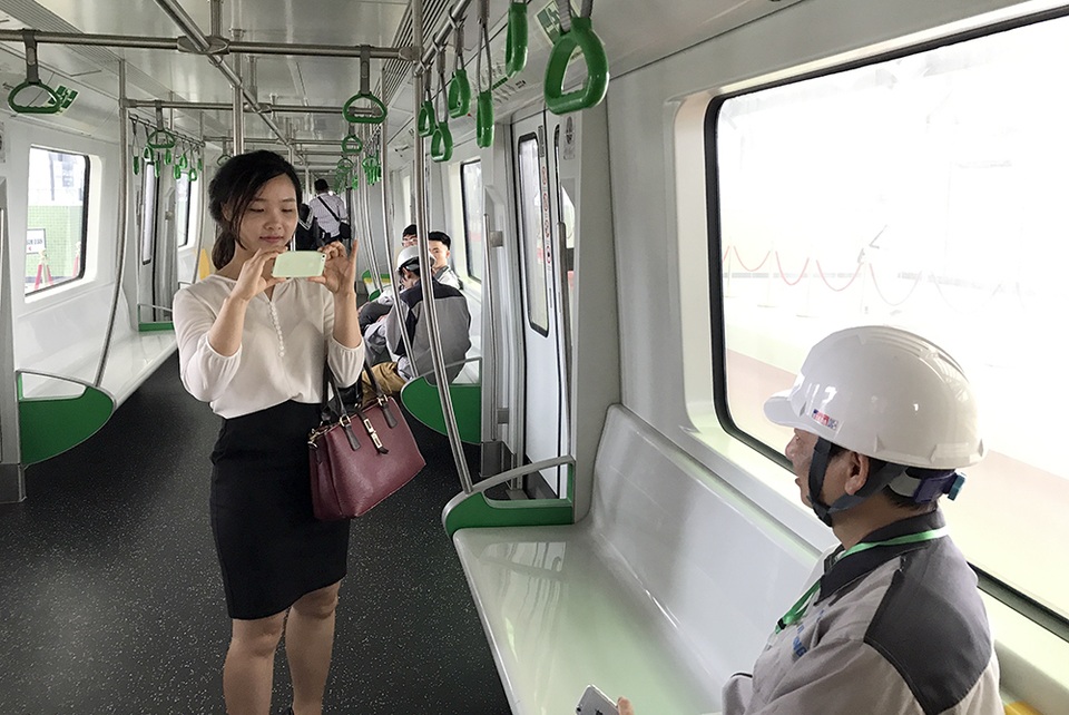 Thích thú "đi thử" tàu đường sắt trên cao - 10
Dù là công nhân thi công tuyến đường sắt Cát Linh - Hà Đông nhưng hôm nay, lần đầu tiên họ mới được vào bên trong khoang tàu