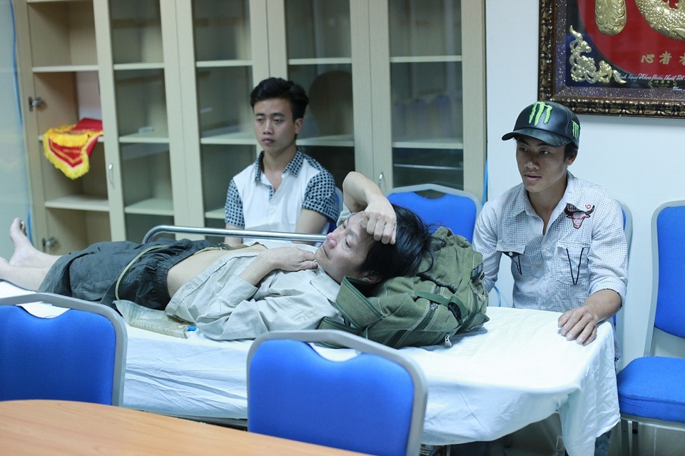 Hơn 137 triệu đồng đến với bệnh nhân Hầu A Vừa - 3 Con trai thứ là em Hầu A Vàng và 1 người cháu ruột được sự giúp đỡ, hỗ trợ từ phía xã và tình nguyện viên ở khu vực Cao Bằng đã đưa được bố xuống bệnh viện Việt Đức.