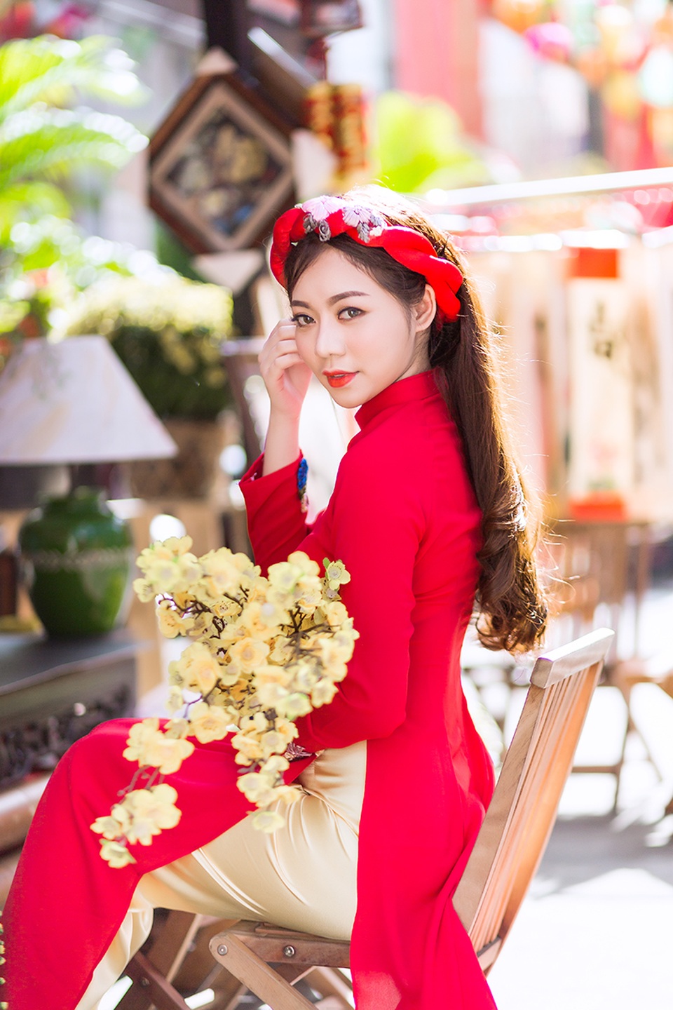 Thiếu nữ Sài Gòn tìm hiểu về tục xin chữ đầu xuân - 2 Bên cạnh đó, Trúc còn có một sở thích khác là chụp hình mọi lúc. Cô cũng là một người mẫu khá ăn hình.