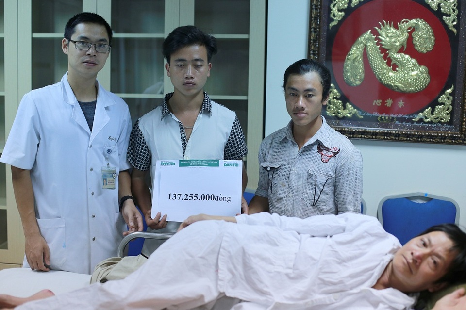 Hơn 137 triệu đồng đến với bệnh nhân Hầu A Vừa - 5 Anh Nguyễn Duy Hiếu – Điều dưỡng khoa Phẫu thuật cột sống thay mặt trao tiền cho gia đình bác Vừa.