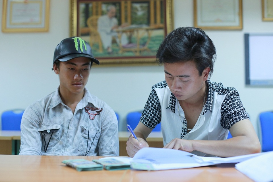 Hơn 137 triệu đồng đến với bệnh nhân Hầu A Vừa - 4 Con trai và cháu trai kí nhận số tiền nhận từ bạn đọc Dân trí trong 3 tuần (3/4 +4/4+1/5)