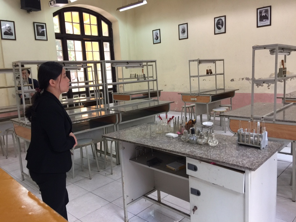 Học sinh bỏng nặng ở phòng thực hành Hóa: Trần tình của người gây ra tai nạn - 1 Cô Mai Anh trước bàn thực hành Hóa học, nơi xảy ra vụ cháy nổ khiến học sinh bị bỏng (ảnh: Mỹ Hà)