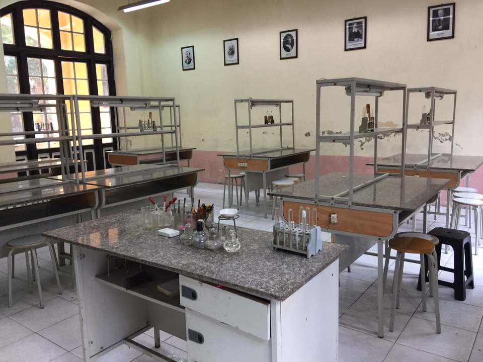 Nữ sinh bị bỏng ở phòng thực hành: “Không muốn bạn học bị đình chỉ hay hạ hạnh kiểm” - 2 Bàn thực hành Hóa- nơi xảy ra vụ nổ cồn