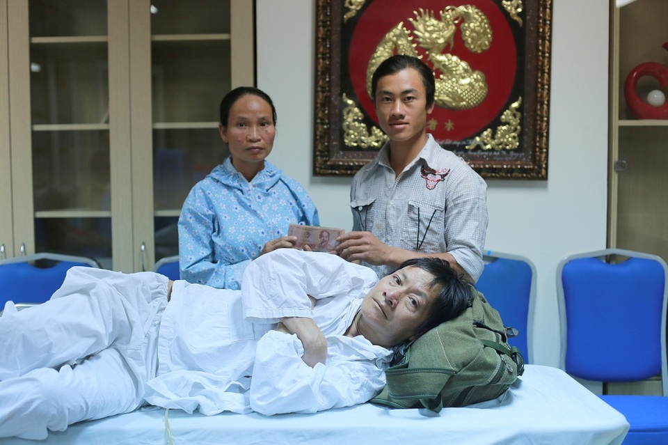 Hơn 137 triệu đồng đến với bệnh nhân Hầu A Vừa - 8 Chị Nguyễn Thị Tiến được nhận sự giúp đỡ từ gia đình là 15.000.000 đồng