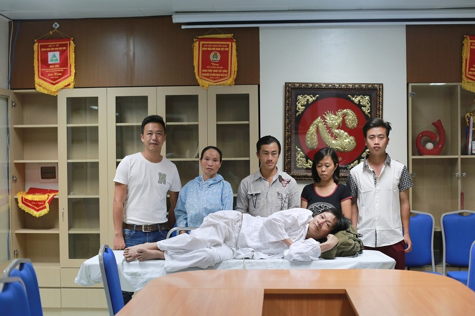 Hơn 137 triệu đồng đến với bệnh nhân Hầu A Vừa - 10 Trước sự chia sẻ của bác Vừa, chúng tôi ai cũng thấy ấm lòng.