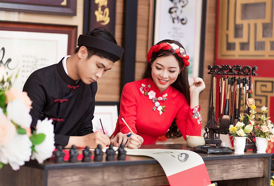Thiếu nữ Sài Gòn tìm hiểu về tục xin chữ đầu xuân - 4 Tại đây, cô gặp một ông đồ trẻ có tài múa bút thanh thoát.