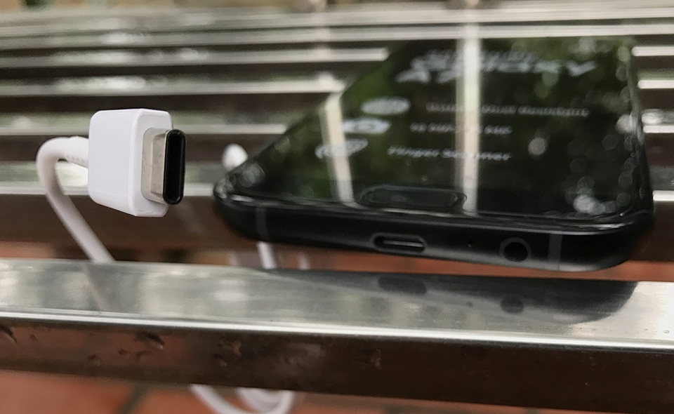 Đập hộp Galaxy A7 2017 thiết kế mới tại Việt Nam - 7
Đây là sản phẩm đầu tiên sử dụng cổng kết nối này. Samsung cho biết trong thời gian tới các sản phẩm của hãng sẽ chuyển đổi dần sang chuẩn USB Type-C.