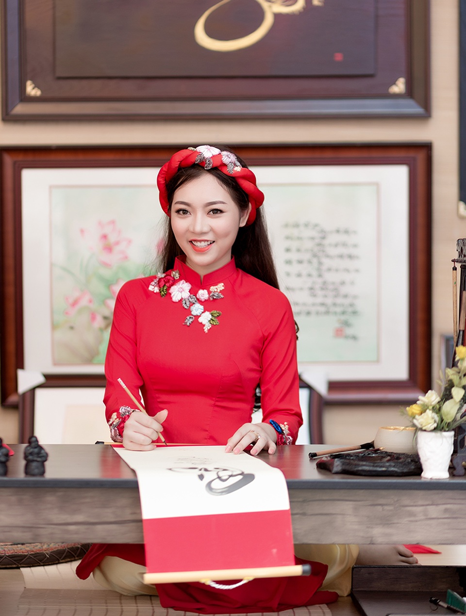 Thiếu nữ Sài Gòn tìm hiểu về tục xin chữ đầu xuân - 6 Thanh trúc chia sẻ: Theo em, ngày Tết người ta xin chữ ông đồ ai để được may mắn, nhiều điều tốt lành, như ý trong năm. Xin chữ đầu năm là một trong những nét đẹp văn hóa của người Việt. Cứ mỗi năm, vào thời điểm đầu tháng Giêng thì mọi người lại đi xin chữ thầy đồ để về treo trong nhà để cầu mong hạnh phúc cho bản thân và gia đình.