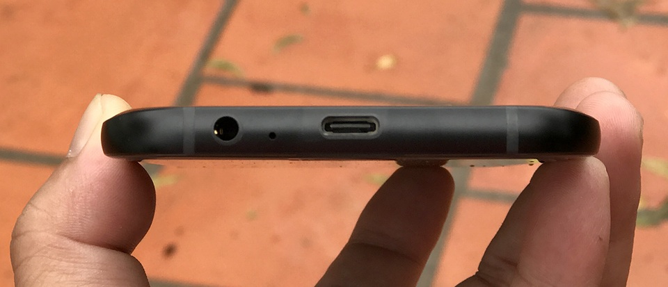 Đập hộp Galaxy A7 2017 thiết kế mới tại Việt Nam - 6 Ở cạnh trên đó là khe cắm thẻ SIM 2, thẻ nhớ microSD và micro. Đáng chú ý ở cạnh dưới, máy đã loại bỏ cổng microUSB và thay vào đó là USB Type-C.