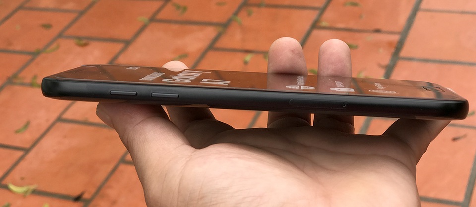Đập hộp Galaxy A7 2017 thiết kế mới tại Việt Nam - 4 Khung viền của máy được cắt khá đẹp và sắc sảo. Các vị trí của phím bấm được đặt theo lối truyền thống của Samsung từ trước đến nay. Ở cạnh trái đó là nút âm lượng và khe cắm thẻ SIM 1