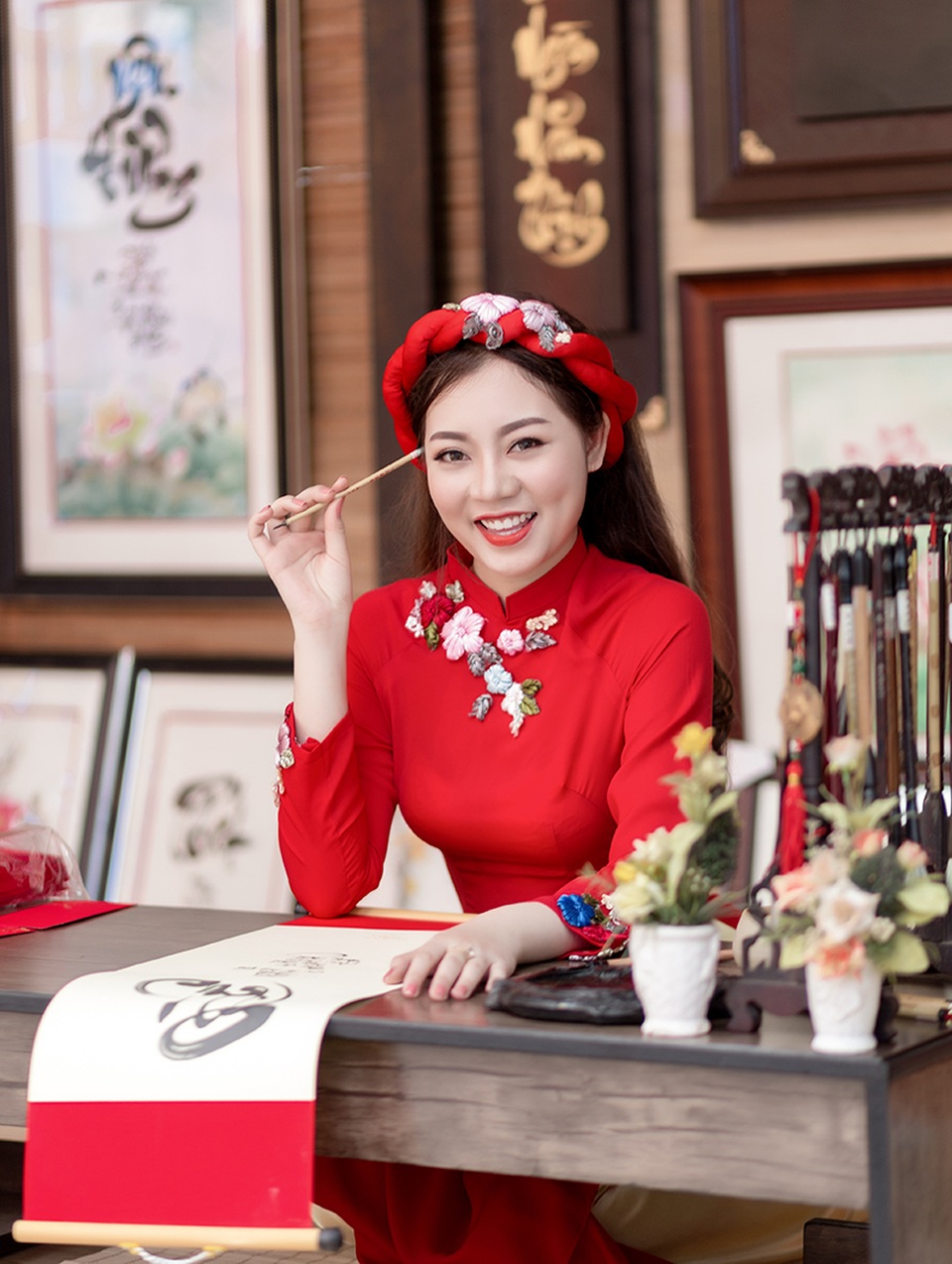 Thiếu nữ Sài Gòn tìm hiểu về tục xin chữ đầu xuân - 8 Xuân này, cô mong ước cho gia đình luôn bình an, cho tuổi mới nhiều may mắn.