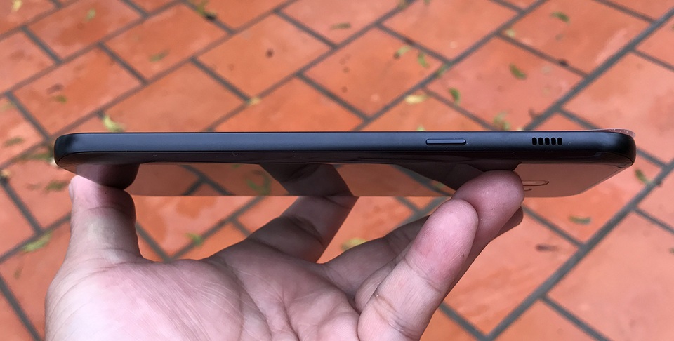 Đập hộp Galaxy A7 2017 thiết kế mới tại Việt Nam - 5 Cạnh phải có mặt của nút nguồn và loa ngoài được dời lên gần đây