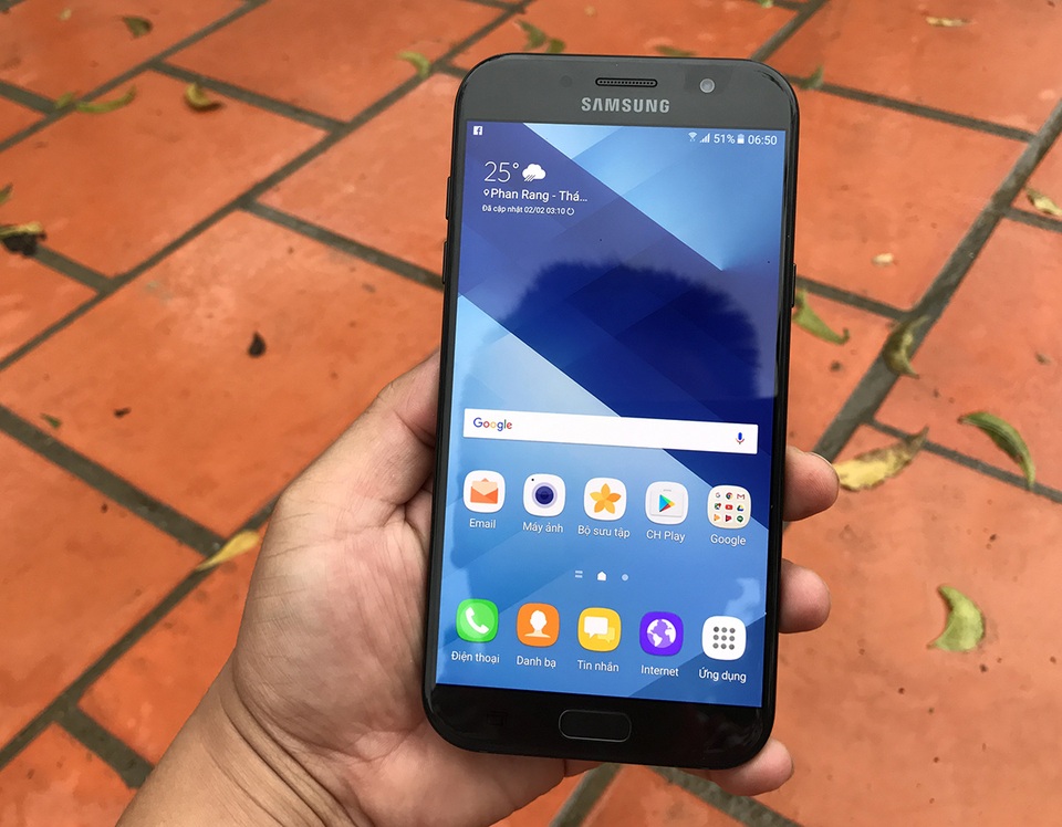 Đập hộp Galaxy A7 2017 thiết kế mới tại Việt Nam - 12 Ngoài ra, máy có màn hình công nghệ Super AMOLED 5,7 inch đạt độ phân giải Full HD, cảm biến vân tay và khởi chạy Android 6.0. Samsung cũng chưa tiết lộ thời điểm để nâng cấp lên Android 7.0 trong thời gian tới.