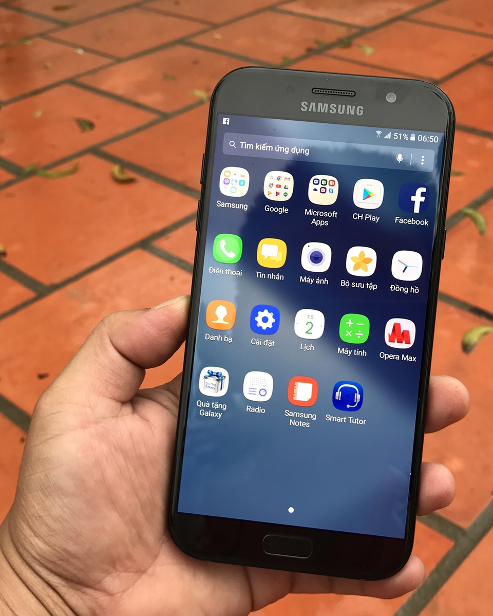 Đập hộp Galaxy A7 2017 thiết kế mới tại Việt Nam - 8
Về cấu hình, Samsung trang bị cho máy một hệ thống xử lý mạnh mẽ, gồm vi xử lý lõi 8 xung nhịp 1,9 Ghz, RAM 3 GB, nguồn pin lên đến 3600 mAh và hỗ trợ khe cắm thẻ nhớ rời 32 GB