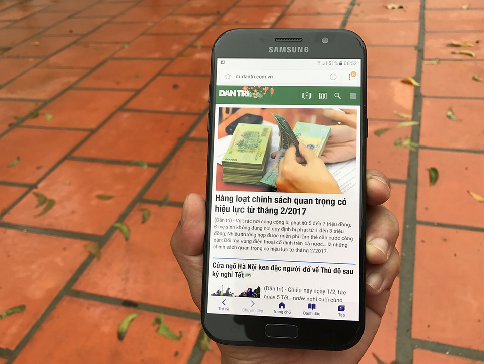 Đập hộp Galaxy A7 2017 thiết kế mới tại Việt Nam - 13
Theo thông tin mới nhất từ Samsung Vina, Galaxy A7 (2017) sẽ giới thiệu tại Việt Nam trong tháng 2 năm nay với giá 10,99 triệu đồng, dự kiến bán ra vào ngày 18/2 với 3 màu sắc là đen, vàng và hồng.