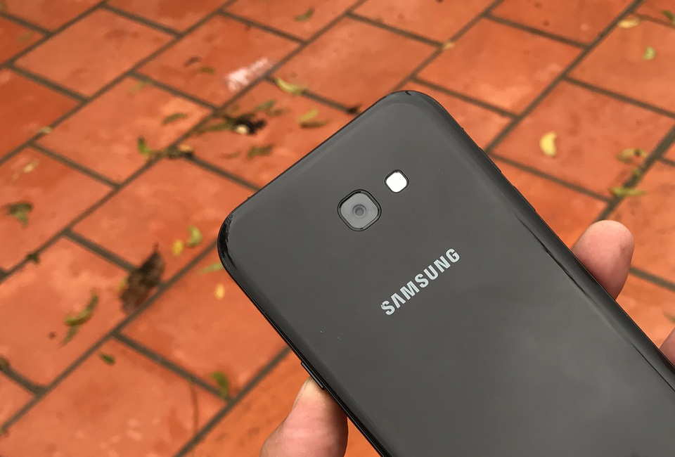 Đập hộp Galaxy A7 2017 thiết kế mới tại Việt Nam - 10 Camera ở mặt sau có thiết kế phẳng và không còn lồi như trước đây
