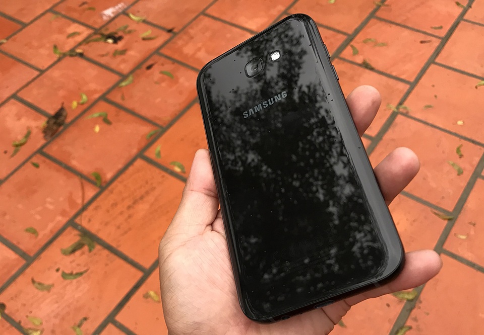 Đập hộp Galaxy A7 2017 thiết kế mới tại Việt Nam - 3 Mặt lưng của máy cho khả năng đổi màu khi chuyển từng luồng ánh sáng khác nhau, trông khá đẹp mắt. Tuy nhiên, vì là mặt kính nên dễ bám bẩn và vân tay.