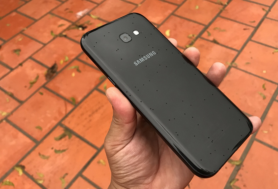 Đập hộp Galaxy A7 2017 thiết kế mới tại Việt Nam - 2
Dòng sản phẩm này được trang bị khung kim loại kết hợp cùng mặt kính 3D, đây là thiết kế chỉ xuất hiện trên các sản phẩm cao cấp của hãng này. Đặc biệt, thiết kế của máy chống nước và bụi bẩn đạt chuẩn cao nhất IP68. Trong ảnh đang là môi trường có mưa nhỏ