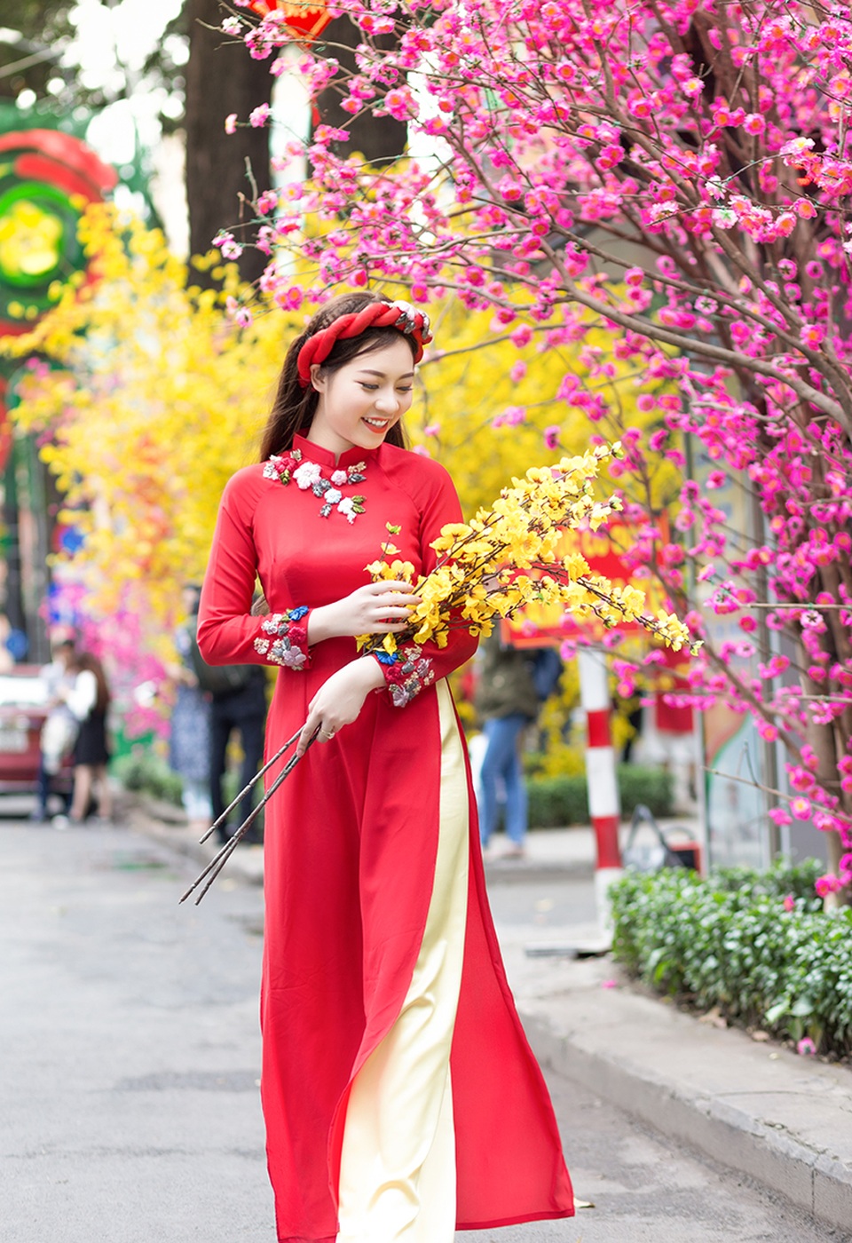 Thiếu nữ Sài Gòn tìm hiểu về tục xin chữ đầu xuân - 10 Hình ảnh xinh đẹp của cô gái tuổi 22 trên phố ngày xuân.