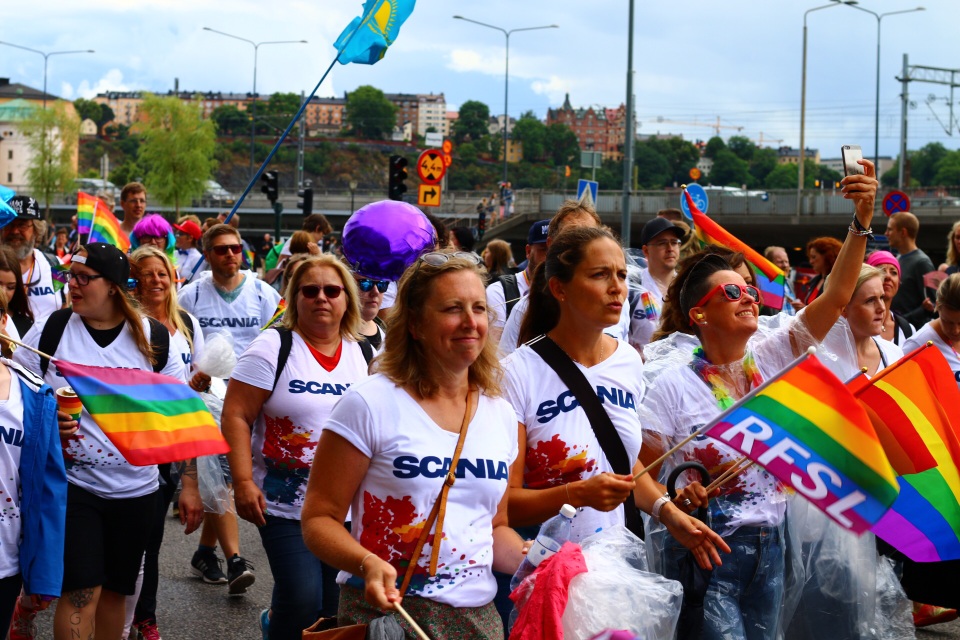 Diễu hành ủng hộ bình đẳng giới "đốt nóng" Stockholm - 23
Theo Cơ quan xúc tiến hình ảnh và du lịch của thành phố, Visit Stockholm, cuộc diễu hành cũng du khách đến với một thành phố thân thiện, hiếu khách.