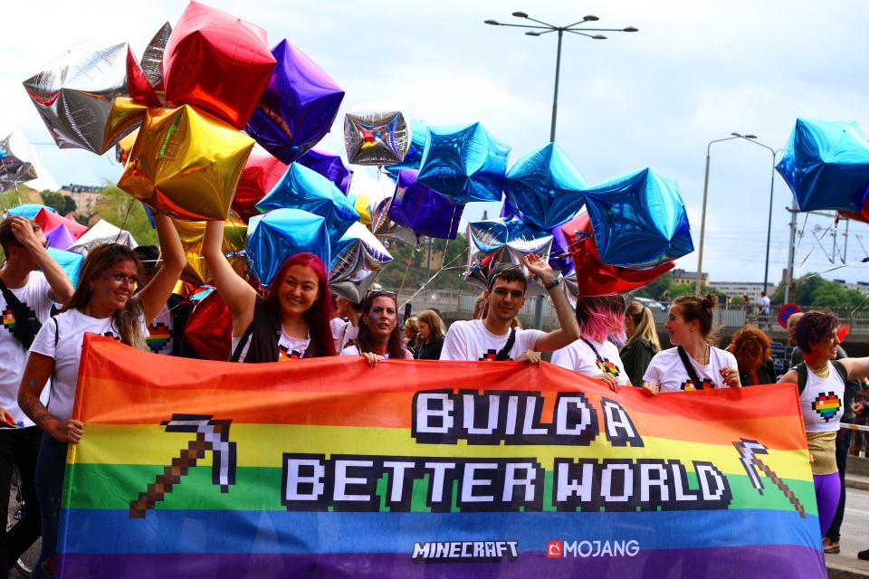 Diễu hành ủng hộ bình đẳng giới "đốt nóng" Stockholm - 3
Chủ đề của cuộc diễu hành Stockholm Pride năm nay là Be True - Be You (Hãy là chính bạn). Ít nhất 6.000 người đã trực tiếp tham gia diễu hành. Sự kiện cũng thu hút khoảng hơn 500.000 người tới xem và cổ vũ.