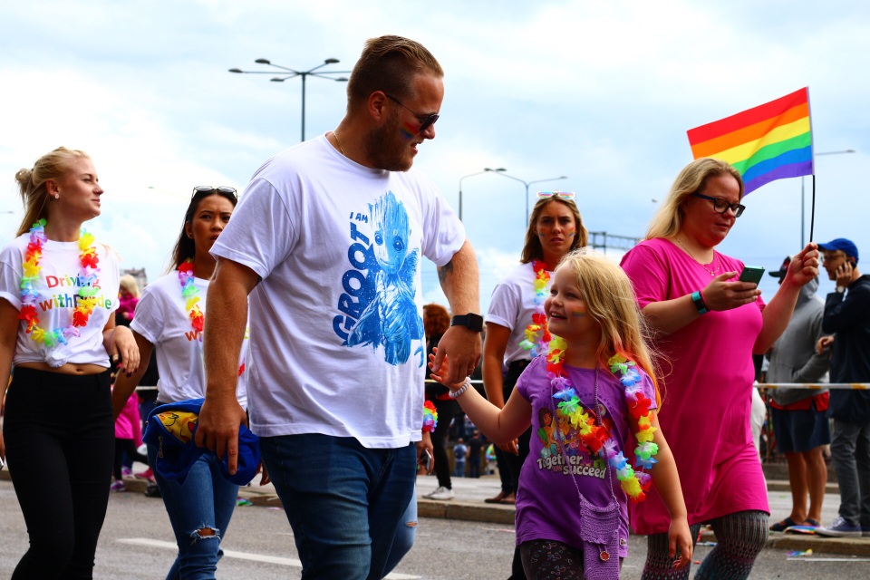 Diễu hành ủng hộ bình đẳng giới "đốt nóng" Stockholm - 22
Một bé gái cùng bố hào hứng tham gia cuộc diễu hành trên phố.