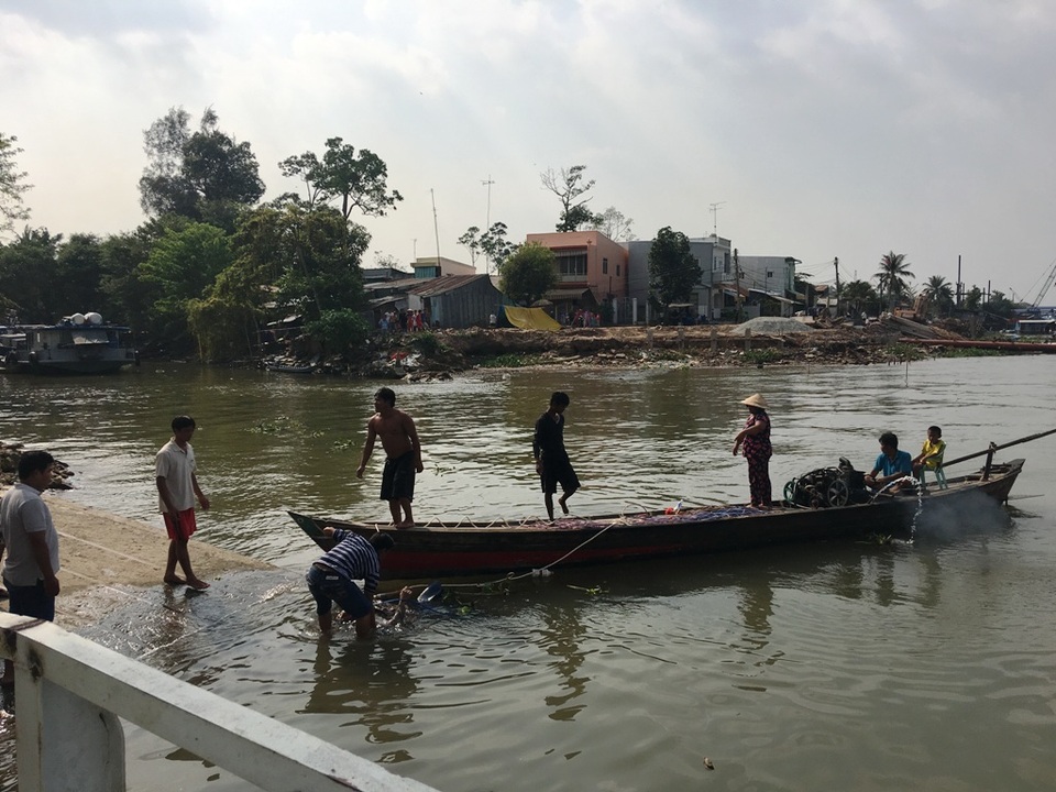 Chìm ghe cát trên sông Hậu, tài công tử vong - 2
Đến khoảng 15h15 cùng ngày (10/3), thi thể anh Thanh đã được tìm thấy bên trong phương tiện bị chìm.