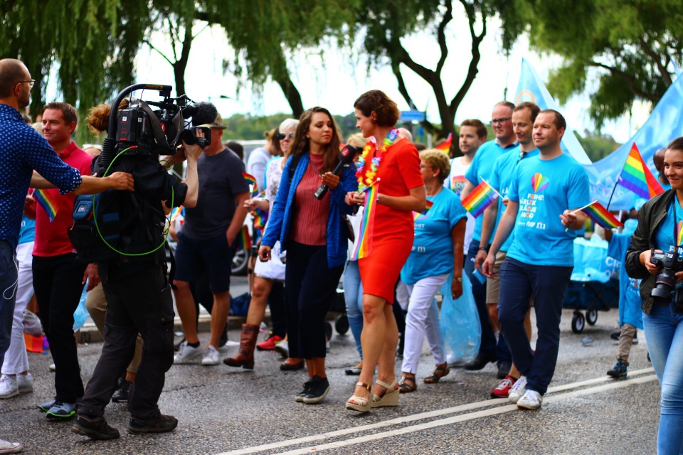 Diễu hành ủng hộ bình đẳng giới "đốt nóng" Stockholm - 9
Sự kiện thu hút đông đảo giới truyền thông. Đài truyền hình Thuỵ Điển SVT và kênh 5 của Đài phát thanh Thuỵ Điển tường thuật trực tiếp sự kiện.