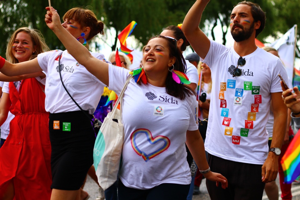 Diễu hành ủng hộ bình đẳng giới "đốt nóng" Stockholm - 11
Thuỵ Điển được biết đến là quốc gia cởi mở và bình đẳng nhất thế giới. Đây là quốc gia đầu tiên cho phép những người chuyển giới có thể phẩu thuật và đăng ký lại giới tính vào năm 1972. Trước đó, hôn nhân đồng giới được đề cập trong luật lần đầu tiên kể từ năm 1944.