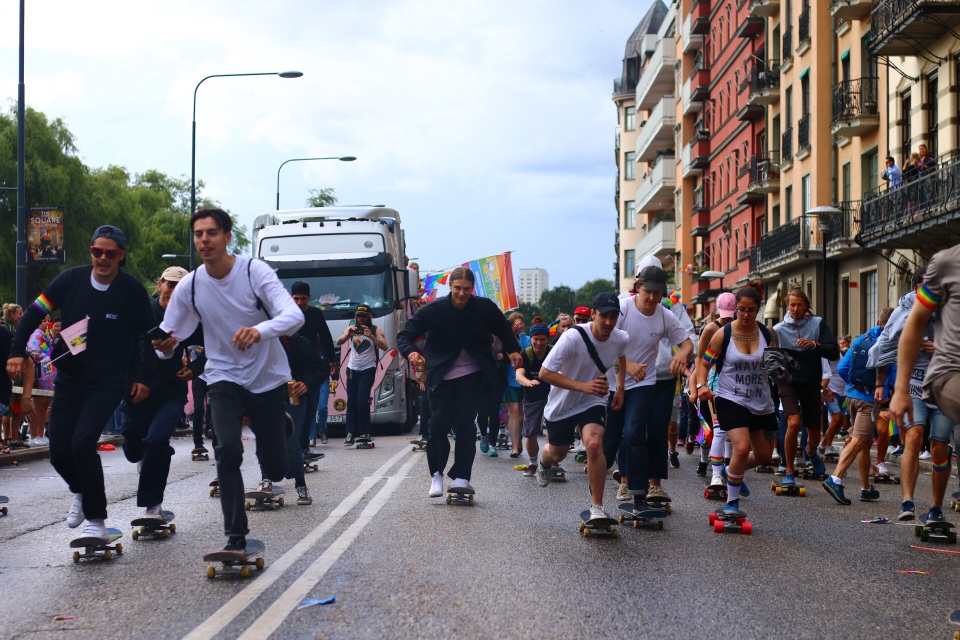 Diễu hành ủng hộ bình đẳng giới "đốt nóng" Stockholm - 20
Mọi người cũng thể tham gia diễu hành bằng ván trượt.