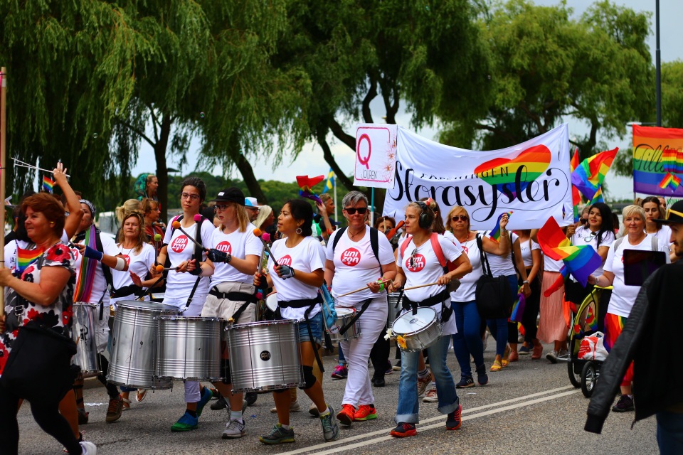 Diễu hành ủng hộ bình đẳng giới "đốt nóng" Stockholm - 1
Đám đông vừa đi vừa chơi nhạc và mang cờ cầu vồng lục sắc rực rỡ tham gia đoàn diễu hành Stockholm Pride thường niên tại thủ đô của Thụy Điển.